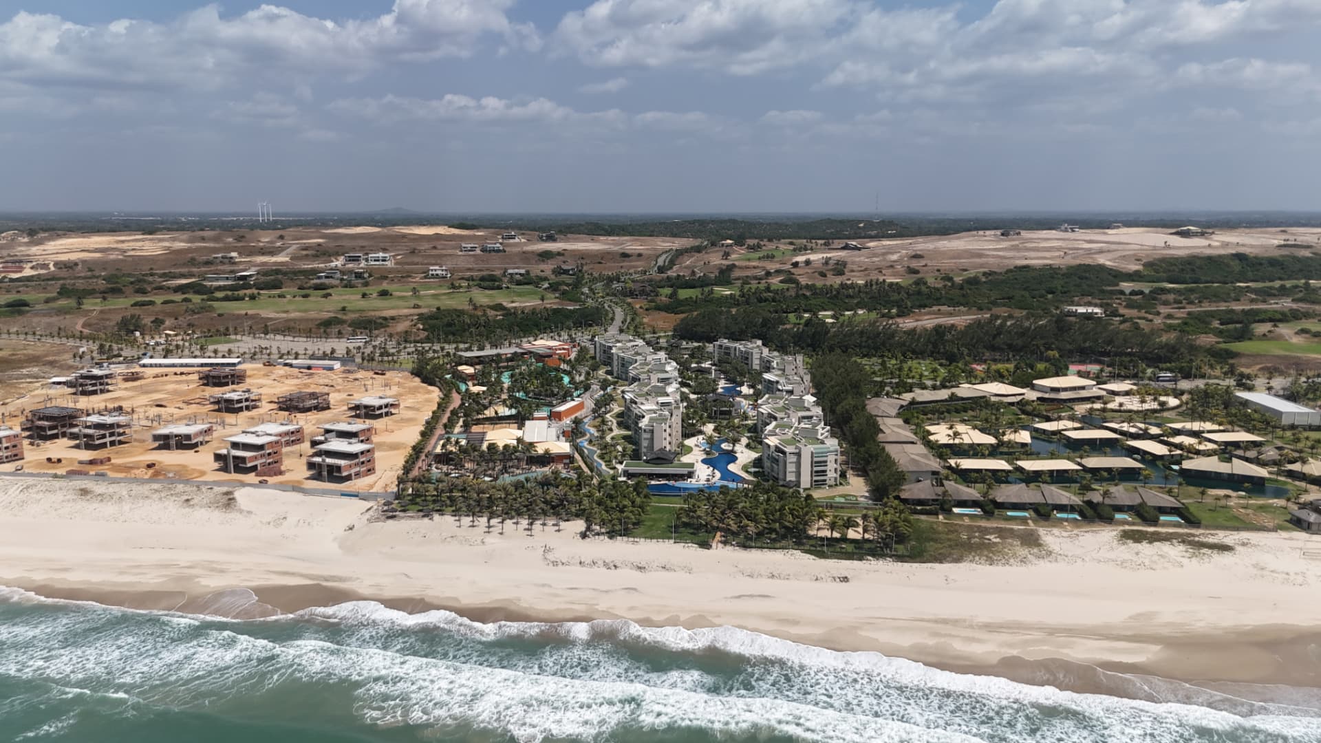 Vista aérea real das piscinas, edifícios e praia do Aquiraz Riviera