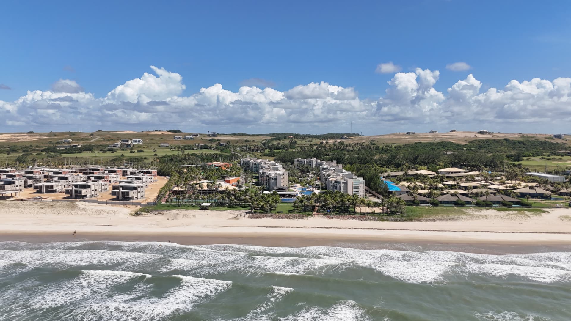 Vista aérea real do Aquiraz Riviera diante da praia no Ceará